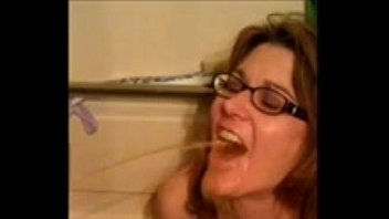 Жена пьет мочу 2 парней в любительском видео!