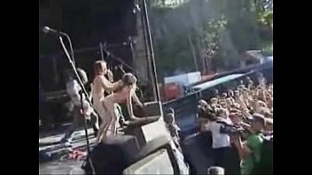 Пара трахается на сцене во время концерта