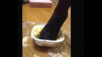 【fetish】Bowl of rice topped with chicken and eggs crush Heels