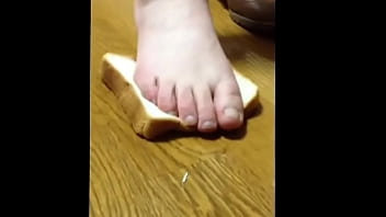 【Fetiche】 Pão esmagado com os pés descalços