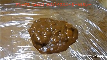 【フェチ】ハイソックスアシックススパイクシューズスニーカーで日本の女の子の食べ物をつぶす。