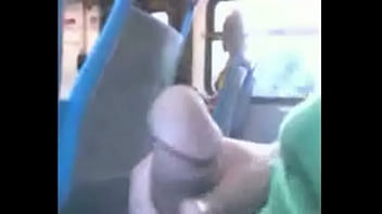 мастурбирует перед женщинами в автобусе