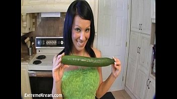 Kream baise ses trous avec ses légumes jusqu'à ce qu'elle gicle