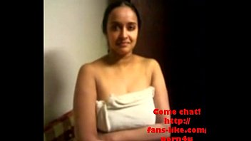 私のインド人の妻Bhabhiは裸で彼女のGoodiesindianindianを点滅させます