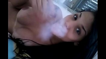 若い熱い女の子はwhatsapp喫煙マリファナに落ちました-PornoPagode.com