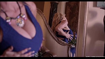 セクシーな熟女ケリーマディソンは青いドレスで彼女の巨大なおっぱいを振る