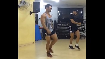 Muscle brésilien sexy Hunk Dancing à la gym!