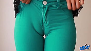 ¡Dulce cameltoe en jeans ajustados de mezclilla verde! ¡Perfección del culo!