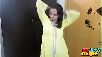 Индийская бхабхи Соня в желтом костюме Shalwar раздевается в спальне для секса