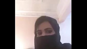 Menina árabe mostrando peitos na webcam