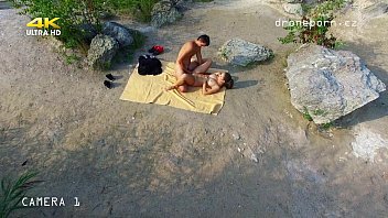 Sexo na praia com nudez, vídeo de voyeurs feito por um drone
