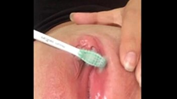Teenager ha lo squirting con lo spazzolino: Free Porn 79