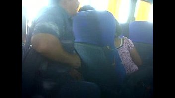 женщина нащупывает усатую в автобусе. 3GP