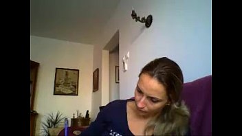 Raluca de Braila está em um vídeo chat