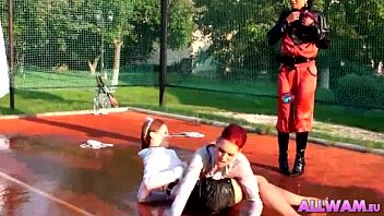 Três lésbicas brigam na piscina