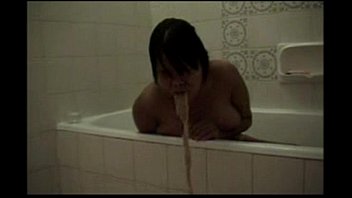 Garota nua vomitando vômitos vomitando vômitos no banheiro