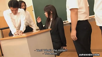Insegnante asiatica scopata dagli studenti randy