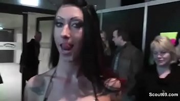 Немецкая порнозвезда трахается с фанатом прямо на ярмарке Venus