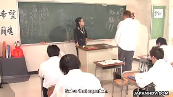Professora travessa chupando o pau duro de seu aluno estúpido