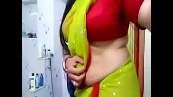 Desi bhabhi boobs laterais quentes e barriga na blusa para o namorado