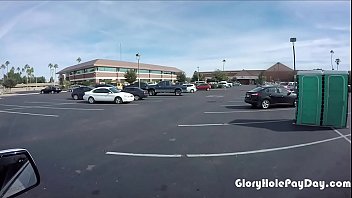 Teen suce des étrangers dans parking en public