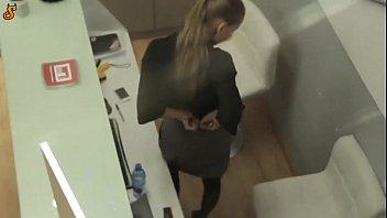 Heiße Sekretärin kommt während ihrer Arbeit Skoftennet aus der Kleidung