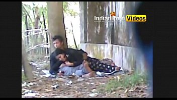 恋人とdesi女の子の屋外フェラチオmms-インドのポルノビデオ