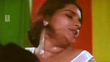 Gealterter heißer Diener, der dem Besitzer von Telugu Hot Short Film-Movies 2001 low Ölmassagen gibt