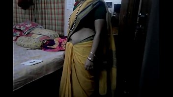 Desi tamil Sposato zietta esponendo l'ombelico in sari con audio
