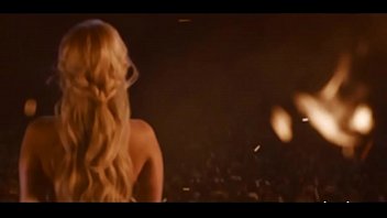 Emilia Clarke: cena de nudez quente em Game of Thrones