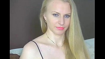 Une prostituée blonde regarde dans la caméra et attend que vous jouissiez sur son visage
