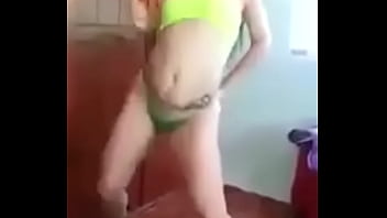 teen moving her ass very rich