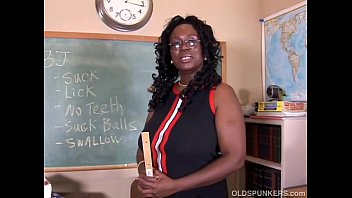 セクシーな成熟した黒人教師はあなたのために彼女のジューシーな猫をファックします