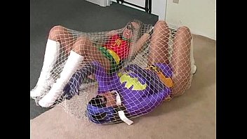 BatGirl presa em uma rede