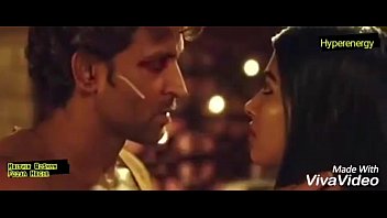 Hrithik Roshan und Pooja Hegde Hot Kiss In Mohenjo Daro