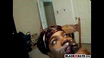 Чернокожая подруга делает минет и получает сперму на лицо