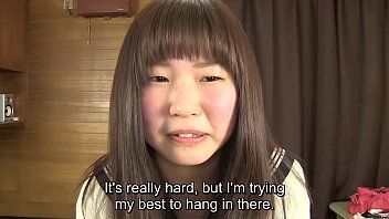 Subtitulado juego de desesperación de orina de colegiala japonesa en HD