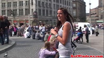観光客にドキドキする小柄なオランダの売春婦