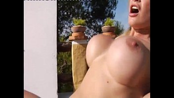 Pornstar italienne à gros seins baisée durement au soleil