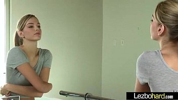 Lesbo Sex Action avec ljeune fille cochonne et mignonne Lez Girls Riley Reid et Kenna James video18