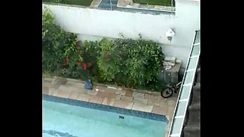 Flagra coppia intrecciare in piscina a Sao Paulo Brasile