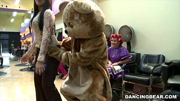 Faites la fête au salon avec The One and Only DANCING BEAR! (db8979)