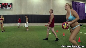 Junge Teenager spielen Strip-Völkerball nach College-Regeln (cr12385)