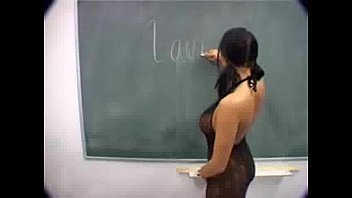 Une enseignante de sexe montre l'exemple à trois
