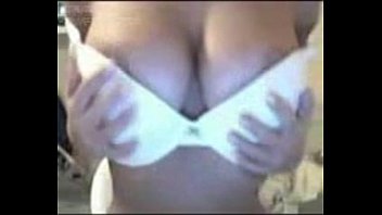 Chica baila y desnuda en webcam