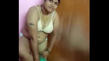 Chennai DesiBhabhiおばさんがブラとドレスを脱いで