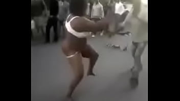 Frau Streifen völlig nackt während eines Kampfes mit einem Mann in Nairobi CBD