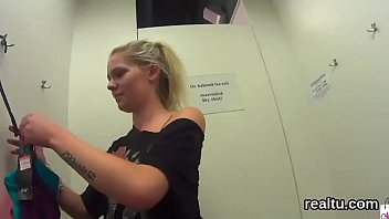 Поразительная чешская тинка соблазнена в торговом центре и долбится в видео от первого лица