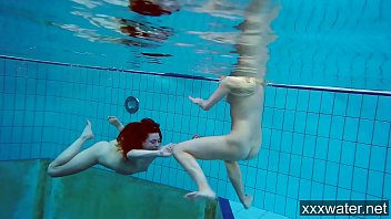 Горячие русские девушки плавают в бассейне