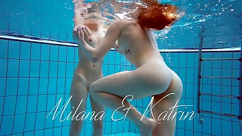 Milana и Katrin раздеваются под водой